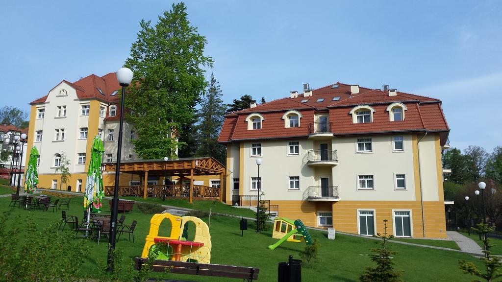 ホテル Zdrojowy Sanus Świeradów-Zdrój エクステリア 写真